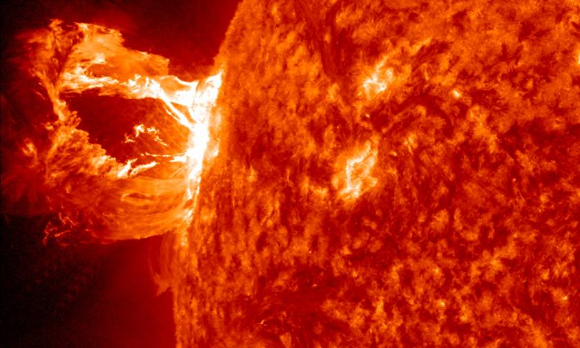 Ήλιος έστειλε την πιο ισχυρή ηλιακή έκλαμψή του εδώ και 12 χρόνια - Τι σημαίνει;
