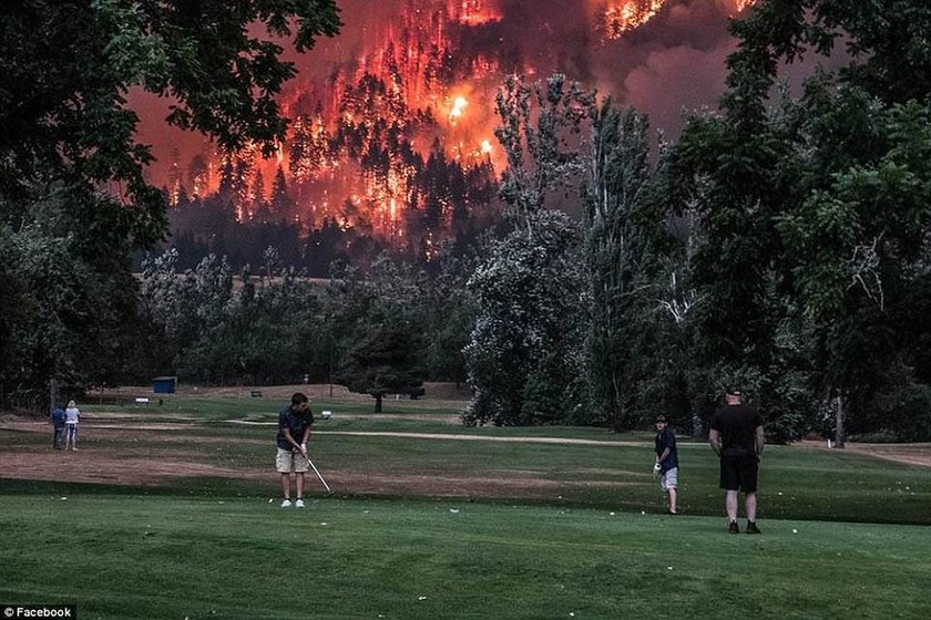 Απίστευτες φωτογραφίες: Συνέχιζαν να παίζουν γκολφ εν μέσω πύρινης κόλασης (pics)