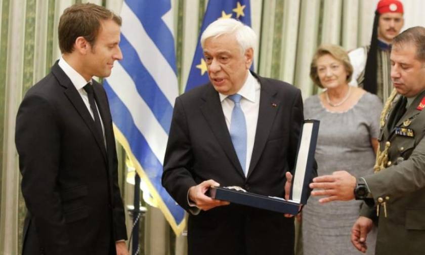 Επίσκεψη Μακρόν: Το βιβλίο που χάρισε ο Προκόπης Παυλόπουλος στο Γάλλο Πρόεδρο