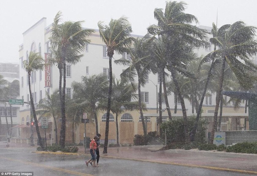 Έφθασε στη Φλόριντα ο φονικός τυφώνας Ίρμα - «Όσοι δεν φύγετε δεν θα επιβιώσετε»