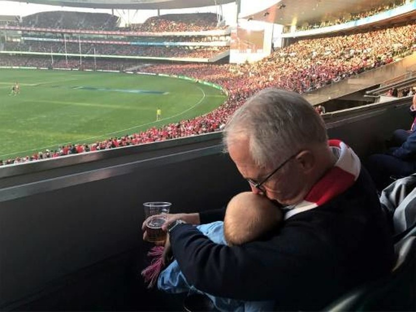 Σάλος με τη φωτογραφία πρωθυπουργού που ανέβασε στο Facebook: Η εγγονή και η μπύρα (pic)