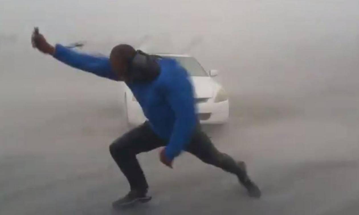Συγκλονιστικό βίντεο: Δείτε πως είναι να περπατάς σε συνθήκες τυφώνα που «τρέχει» με 190 χλμ/ω