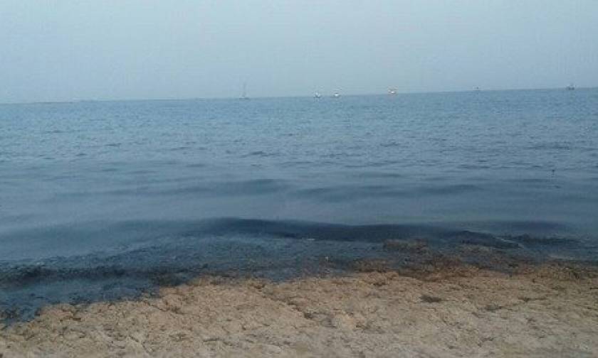 Φρίκη στο Σαρωνικό: Μαύρισαν οι παραλίες της Σαλαμίνας μετά τη βύθιση του δεξαμενόπλοιου