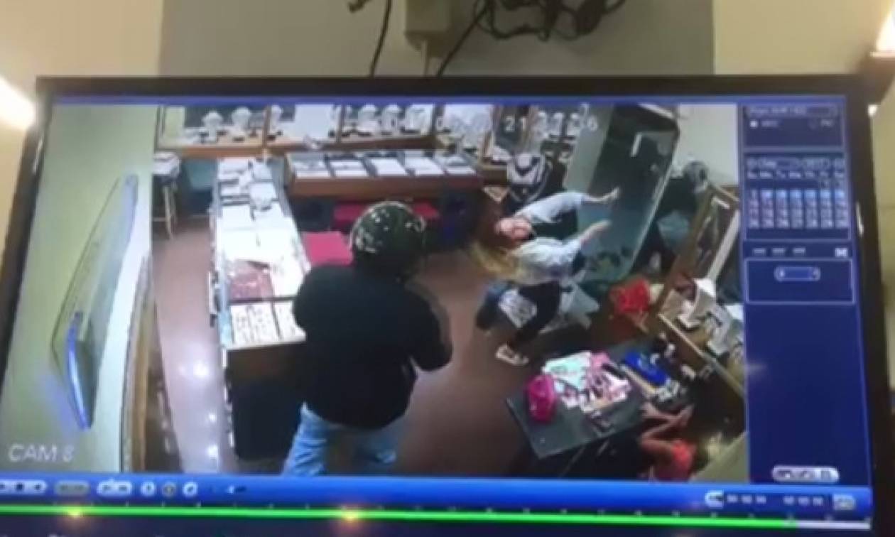 Βίντεο σοκ στη Ρόδο: Ληστές χτύπησαν επιχειρηματία μπροστά στα μάτια της κόρης της