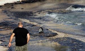 Βίντεο σοκ: Η πετρελαιοκηλίδα στις ακτές της Σαλαμίνας όπως την κατέγραψε drone