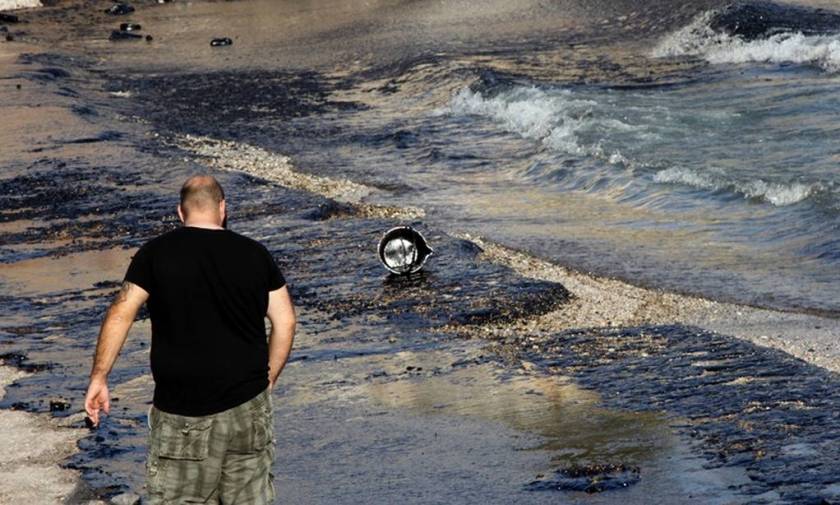 Σαρωνικός: Μεγάλα κομμάτια της πετρελαιοκηλίδας παρασύρθηκαν στα ανοιχτά της Πειραϊκής