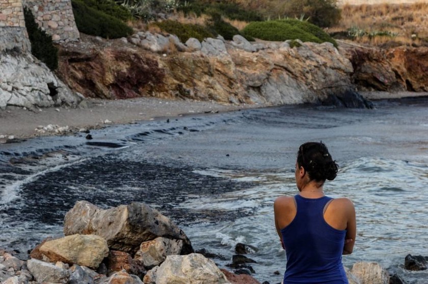 Επικίνδυνες εξελίξεις: Η πετρελαιοκηλίδα έφτασε στην Πειραϊκή - Φωτογραφίες ντοκουμέντο