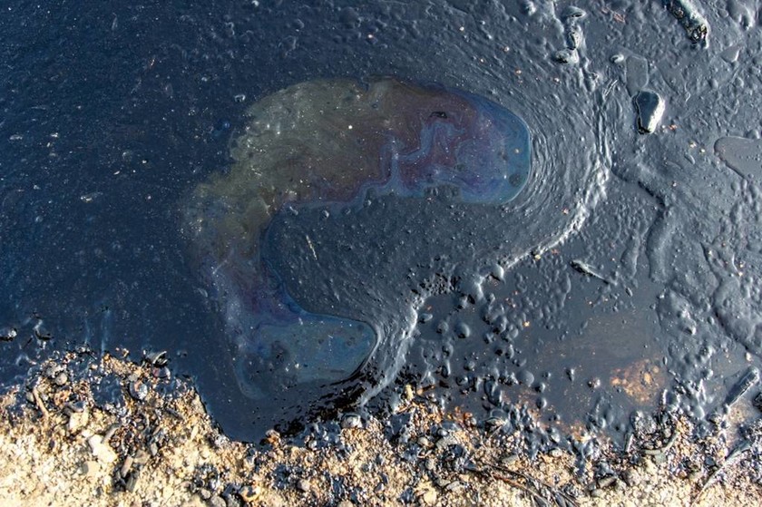 Επικίνδυνες εξελίξεις: Η πετρελαιοκηλίδα έφτασε στην Πειραϊκή - Φωτογραφίες ντοκουμέντο