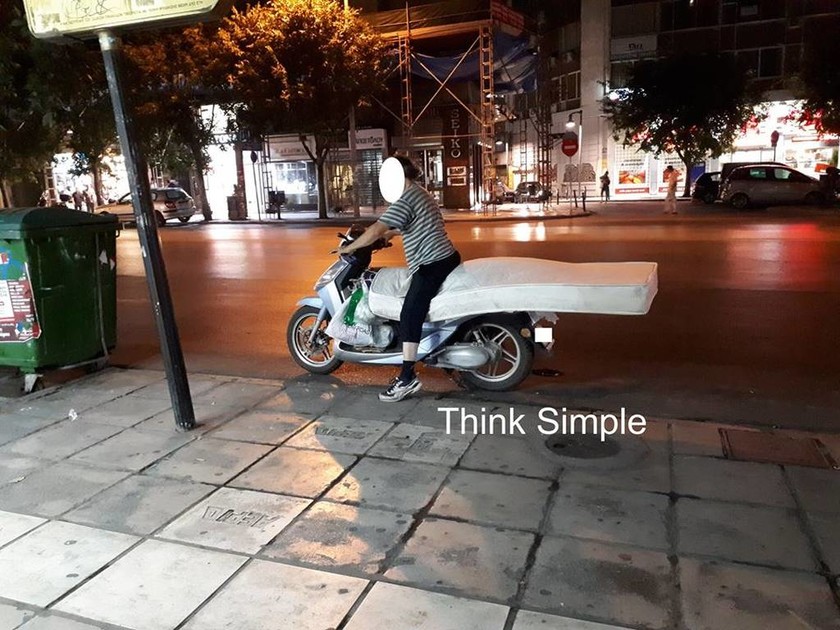 Θεσσαλονίκη: Δεν θα πιστεύετε τι μετέφερε με το μηχανάκι - Οι φωτογραφίες που σαρώνουν 