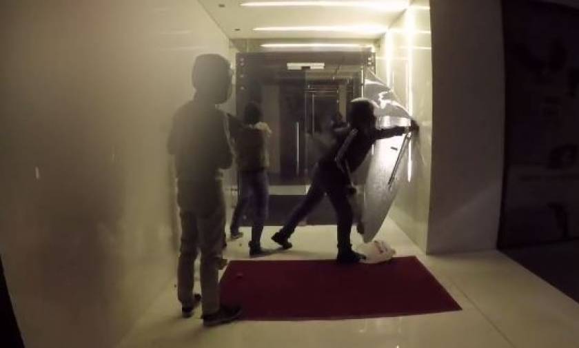 Βίντεο ντοκουμέντο από το «ντου» του Ρουβίκωνα στα γραφεία της Turkish Airlines στον Άλιμο