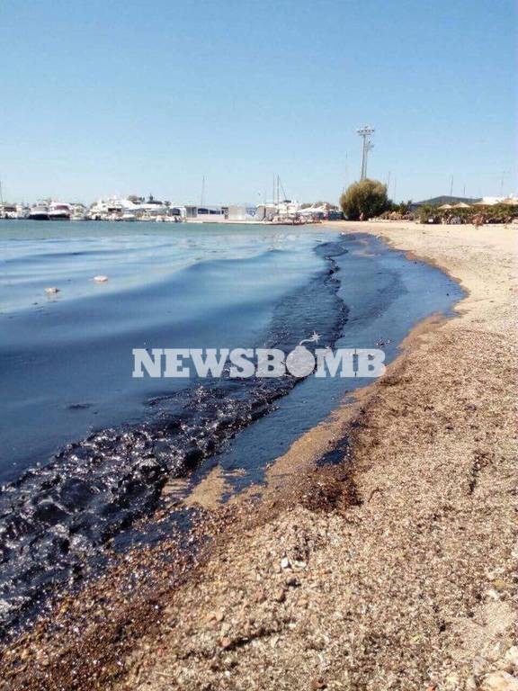 Δραματική κατάσταση στη Γλυφάδα: Μαύρισε η παραλία από την πετρελαιοκηλίδα – Συγκλονιστικές εικόνες