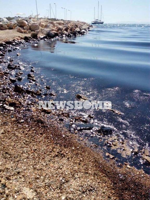 Δραματική κατάσταση στη Γλυφάδα: Μαύρισε η παραλία από την πετρελαιοκηλίδα – Συγκλονιστικές εικόνες