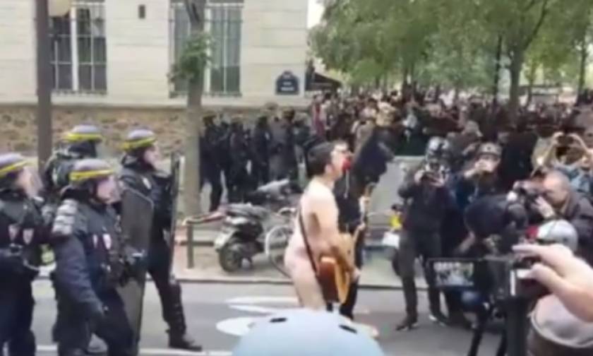Γυμνός διαδηλωτής στο Παρίσι αδιαφορεί για τα επεισόδια (vid)
