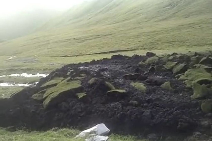Απόκοσμες εικόνες: Λιώνει σαν «λάβα» το βουνό - Εκκενώνεται οικισμός (video)