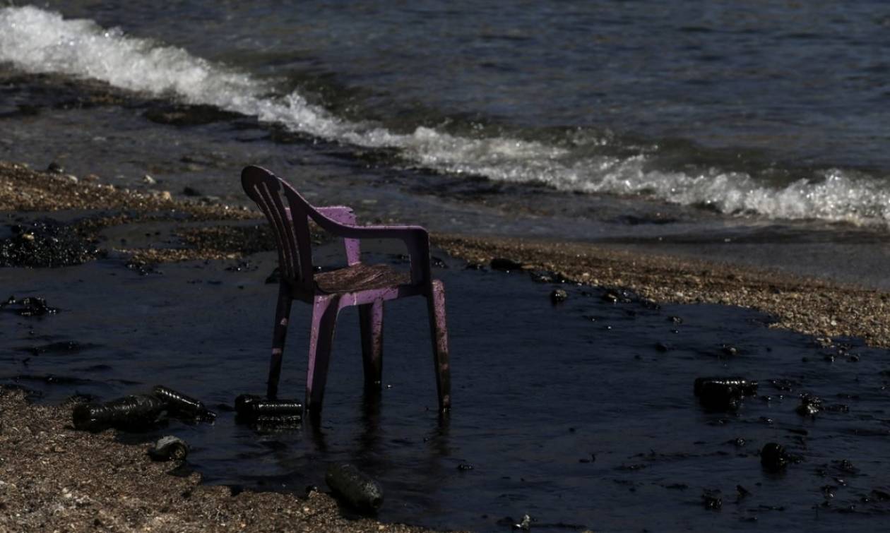 Μήνυση κατά παντός υπευθύνου για τη ρύπανση των ακτών του Πειραιά κατέθεσε ο Γιάννης Μώραλης