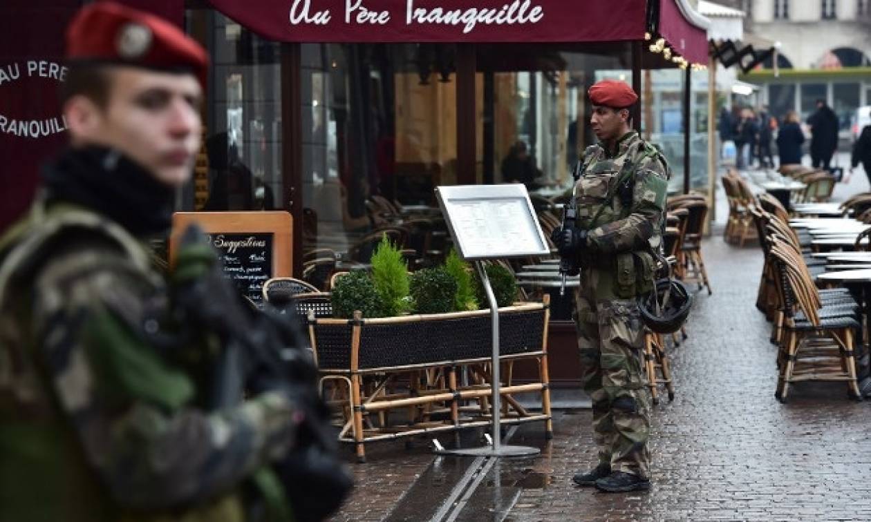 Συναγερμός στο Παρίσι: Επίθεση με μαχαίρι σε στρατιώτη