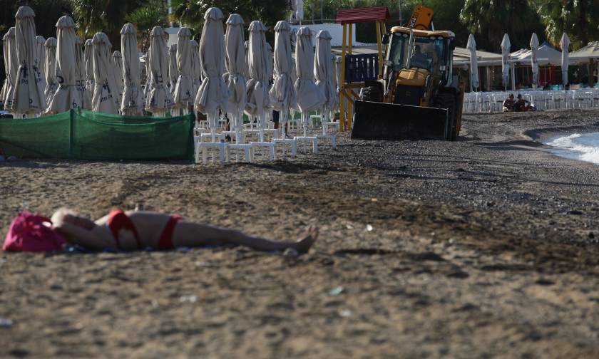Τι ακριβώς κάνει η κυρία στην παραλία του Παλαιού Φαλήρου; Η φωτογραφία που «γκρεμίζει» το διαδίκτυο