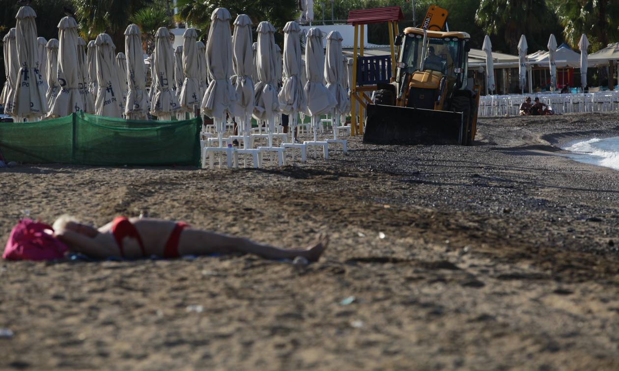Τι ακριβώς κάνει η κυρία στην παραλία του Παλαιού Φαλήρου; Η φωτογραφία που «γκρεμίζει» το διαδίκτυο