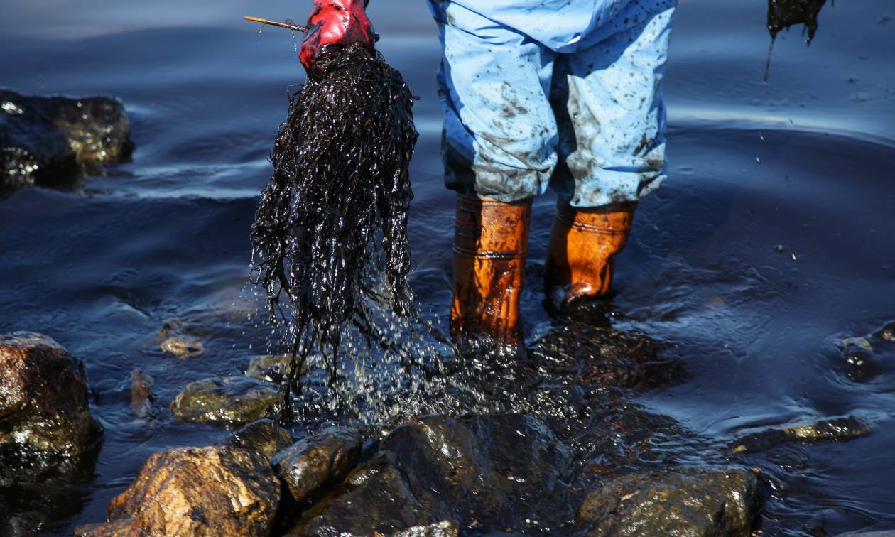 Πετρελαιοκηλίδα: Μήνυση κατά παντός υπευθύνου για τη θαλάσσια ρύπανση στο Σαρωνικό
