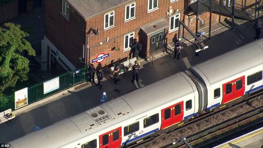 Τρομοκρατική επίθεση Λονδίνο: Ωρολογιακή βόμβα προκάλεσε την έκρηξη στο τρένο (pics+vids)