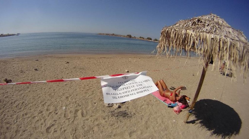 Απίστευτο! Κάνουν μπάνιο στη θάλασσα παρά την απαγόρευση της κολύμβησης στον Σαρωνικό (pics)