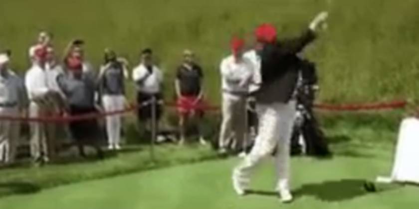 Ο Τραμπ «χτυπάει» με ένα μπαλάκι του γκολφ την Χίλαρι
