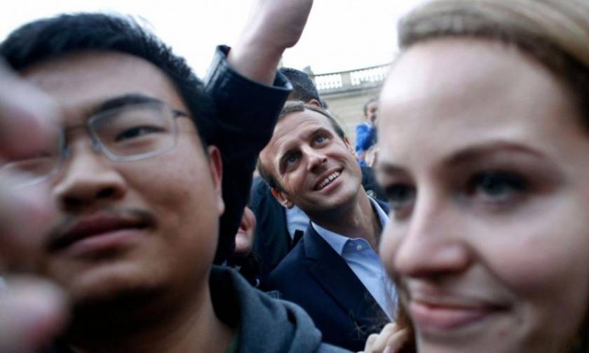 Χαμός στο Παρίσι: Όλοι ήθελαν μια selfie με τον Εμανουέλ Μακρόν!