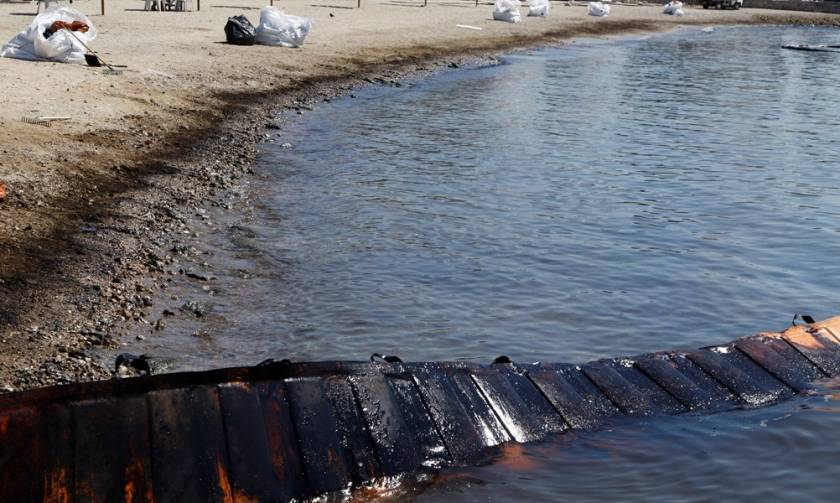 «Μαύρος» ο Σαρωνικός: Αυτές είναι οι παραλίες της Αττικής που κατέστρεψε η πετρελαιοκηλίδα