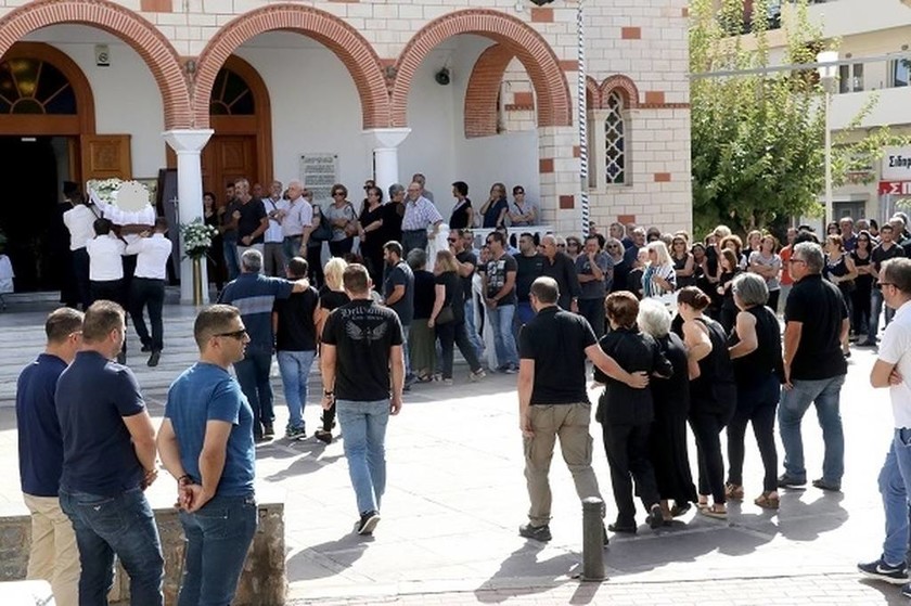 Θρήνος στο Ηράκλειο: Ράγισαν καρδιές στην κηδεία της 33χρονης Μαρίας (pics)