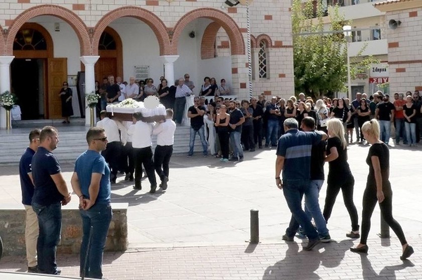 Θρήνος στο Ηράκλειο: Ράγισαν καρδιές στην κηδεία της 33χρονης Μαρίας (pics)