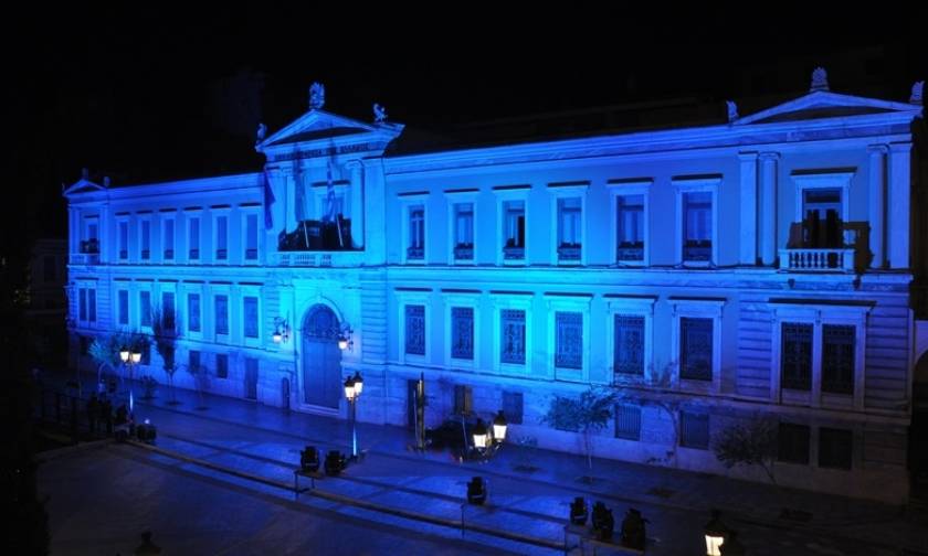 Η Εθνική Τράπεζα φωτίστηκε με το μπλε χρώμα της Δημοκρατίας