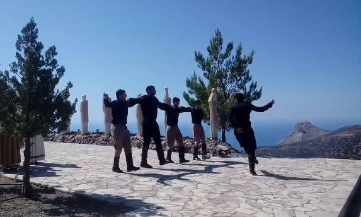 Δέος και ρίγη συγκίνησης: Βρακοφόροι χόρεψαν τον «βουβό» πεντοζάλη για το ολοκαύτωμα της Βιάννου
