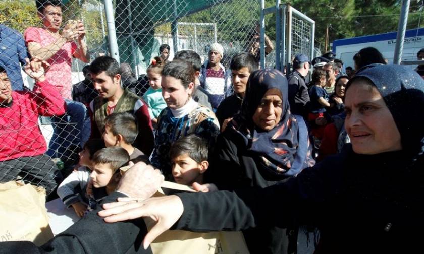 Τραγική κατάσταση στη Σάμο: Στοιβάξανε 2.000 πρόσφυγες σε Κέντρο Υποδοχής για 700 άτομα