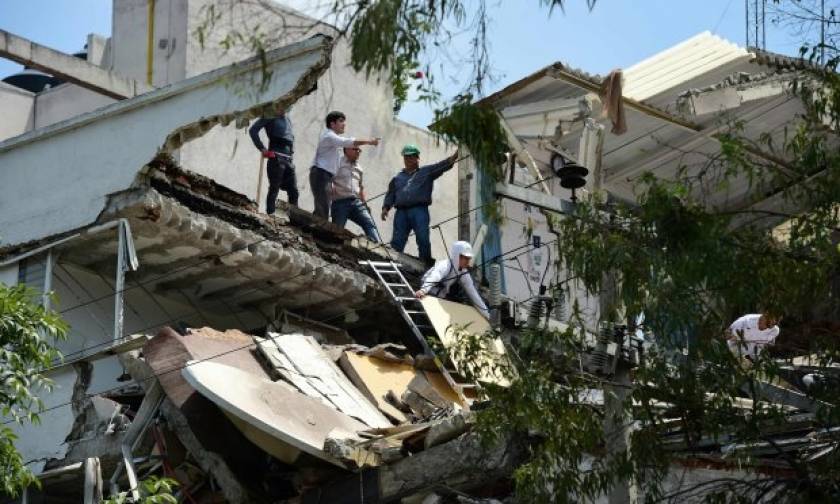 Σεισμός Μεξικό: Δεκάδες νεκροί και εγκλωβισμένοι σε φλεγόμενα κτήρια (pics+vid)