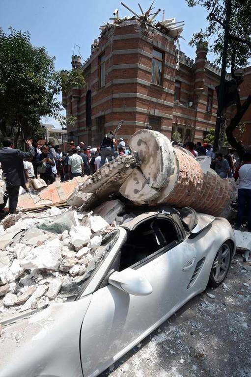 Σεισμός στο Μεξικό: Τουλάχιστον πέντε νεκροί - Δεκάδες εγκλωβισμένοι σε φλεγόμενα κτήρια (pics+vid)