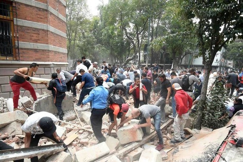 Σεισμός στο Μεξικό: Τουλάχιστον πέντε νεκροί - Δεκάδες εγκλωβισμένοι σε φλεγόμενα κτήρια (pics+vid)