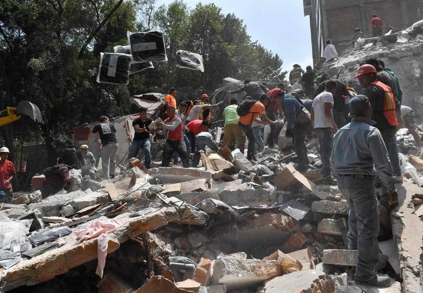 Σεισμός Μεξικό 7,1 Ρίχτερ: Ανασύρουν συνέχεια νεκρούς - Μάχη από τα σωστικά συνεργεία (pic+vid)