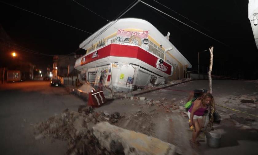 Μεξικό Σεισμός: Εκατόμβη νεκρών – Ανασύρουν συνεχώς πτώματα κάτω από τα συντρίμμια (Vid)