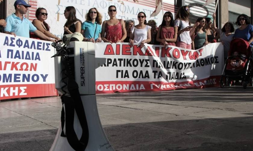 Ένταση στο κέντρο της Αθήνας: Συλλαλητήριο για τους παιδικούς σταθμούς (pics&vid)