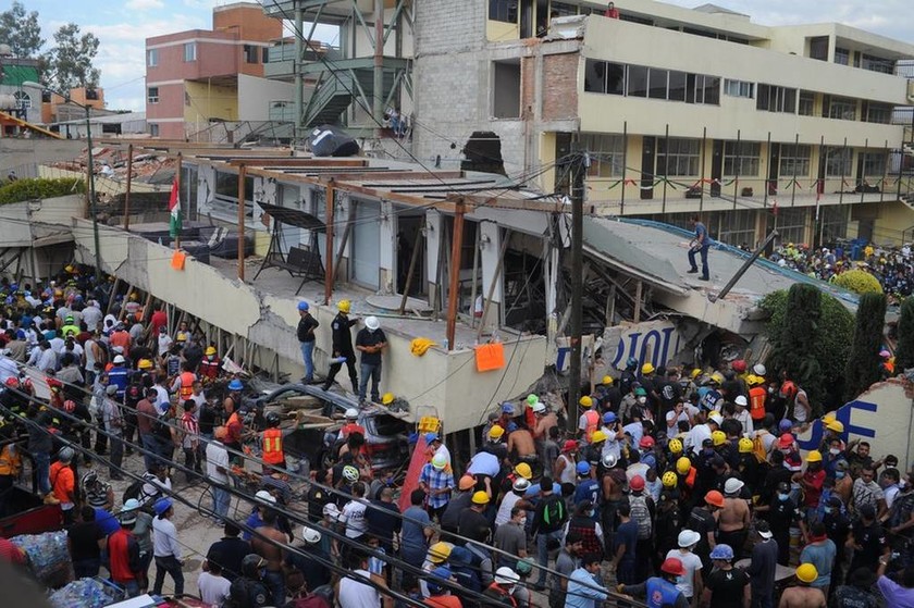 Μεξικό Σεισμός: Απελπισμένοι γονείς αναζητούν τα παιδιά τους στα ερείπια του σχολείου που κατέρρευσε