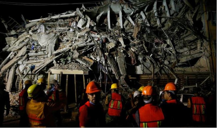 Μεξικό Σεισμός: Απελπισμένοι γονείς αναζητούν τα παιδιά τους στα ερείπια του σχολείου που κατέρρευσε
