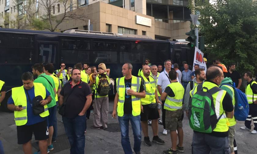 Protesting miners block Messogion Avenue outside environment ministry