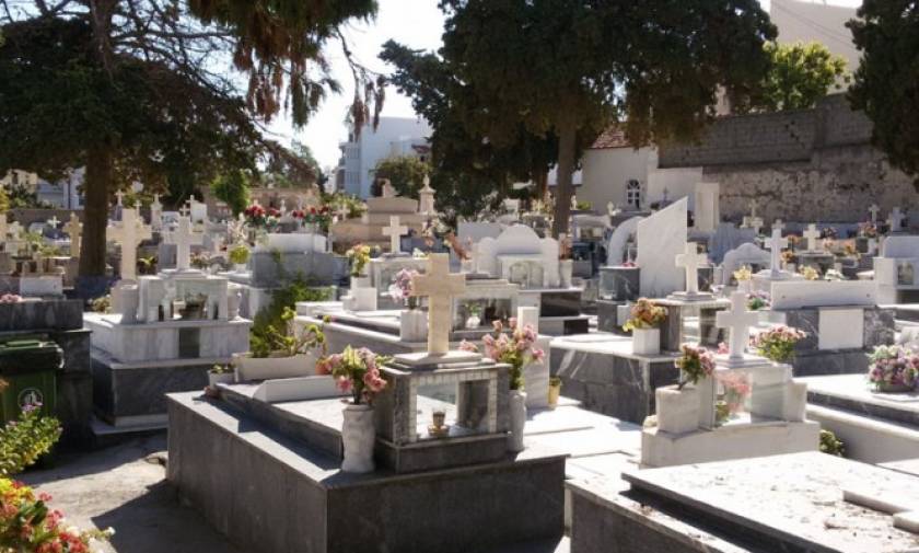 Απίστευτο περιστατικό σε νεκροταφείο στην Κρήτη! Οι εικόνες που κάνουν το γύρο του Διαδικτύου