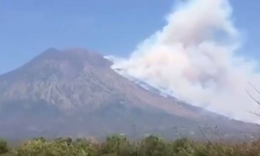 Μπαλί: Εκατοντάδες άνθρωποι εγκαταλείπουν τα σπίτια τους υπό την απειλή ηφαιστειακής έκρηξης