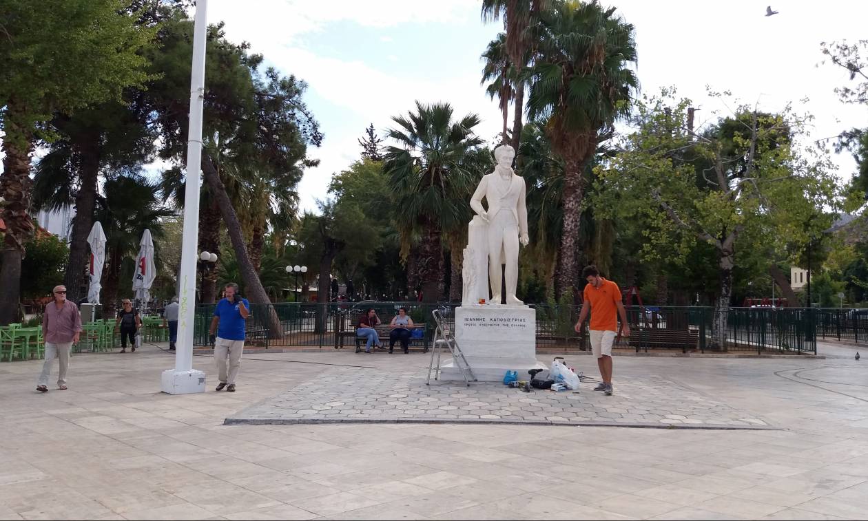 Κόλλησαν τον αντίχειρα στο άγαλμα του Καποδίστρια μετά από χρόνια (pics)