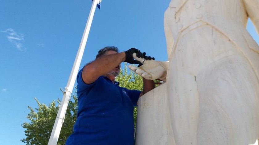 Κόλλησαν τον αντίχειρα στο άγαλμα του Καποδίστρια μετά από χρόνια (pics)