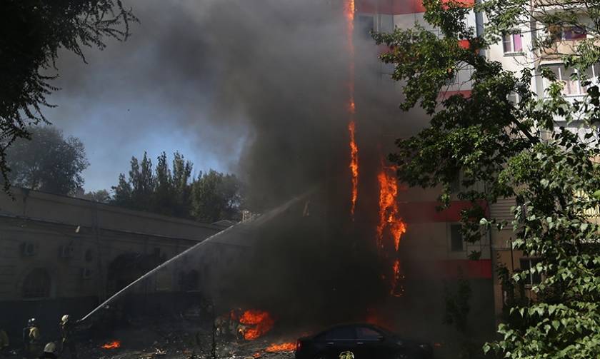 Σκηνές πανικού από φωτιά σε ξενοδοχείο - Παιδιά πήδηξαν από τα παράθυρα για να σωθούν (pics+vids)