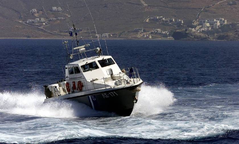 Coast guard vessels trying to approach refugees stranded on islets south of Crete