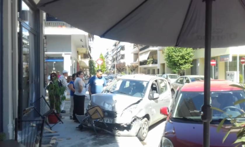 Τρίκαλα: Αυτοκίνητο «καρφώθηκε» σε καφενείο