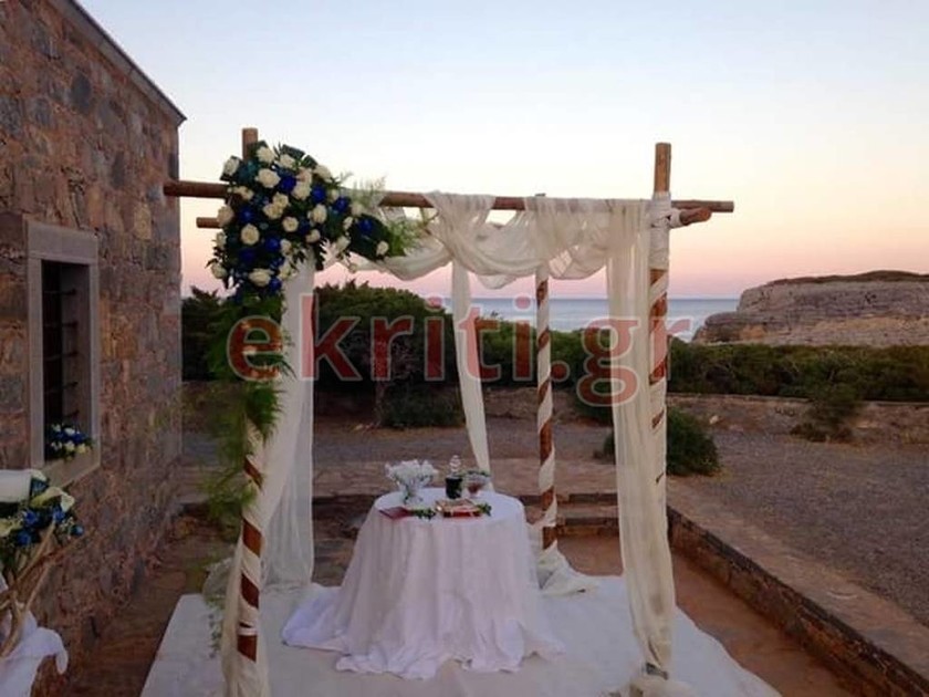 Κρήτη: Η νύφη έμαθε ότι παντρεύεται... μπροστά στην εκκλησία (pics)